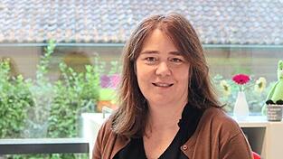 Stellvertretende Schulleiterin Ulrike Fischer sch&auml;tzt ihren Arbeitsplatz in der Grundschule.