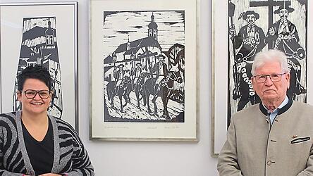 Schulleiterin Sabine Schmid und Künstler Hans Sailer bei der Übergabe der großformatigen Holzschnitte.