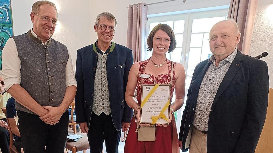 Über den Dank von Stadt und Seniorenbeirat freut sich Pflegedienstleiterin Nadine Pirner. Über den Dank von Stadt und Seniorenbeirat freut sich Pflegedienstleiterin Nadine Pirner.