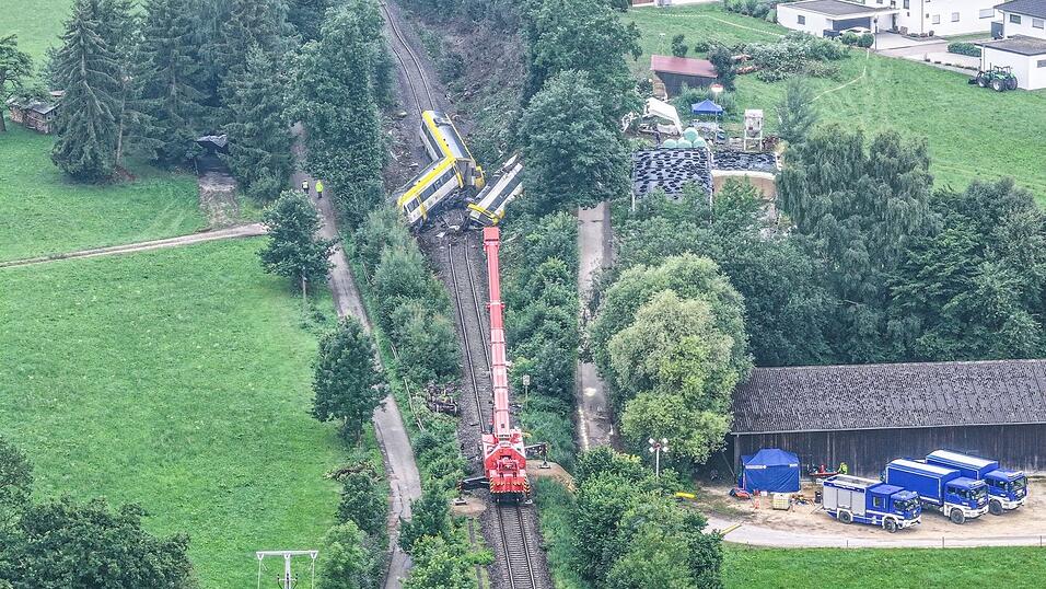 Ein Regionalexpress entgleist und reißt drei Menschen in den Tod.