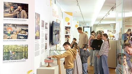 Anschauen, ausprobieren, mitmachen: Zu sehen gibt es im Landshut-Museum Original-Requisiten, viele Hintergrundinformationen zu den Pumuckl-Schöpfern und - im Kasimir-Museum - interaktive Installationen und nachgestellte Szenen aus der Serie aus den 1980er-Jahren.