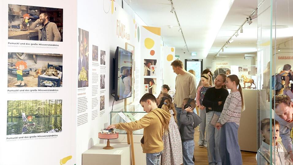 Anschauen, ausprobieren, mitmachen: Zu sehen gibt es im Landshut-Museum Original-Requisiten, viele Hintergrundinformationen zu den Pumuckl-Schöpfern und - im Kasimir-Museum - interaktive Installationen und nachgestellte Szenen aus der Serie aus den 1980er-Jahren.