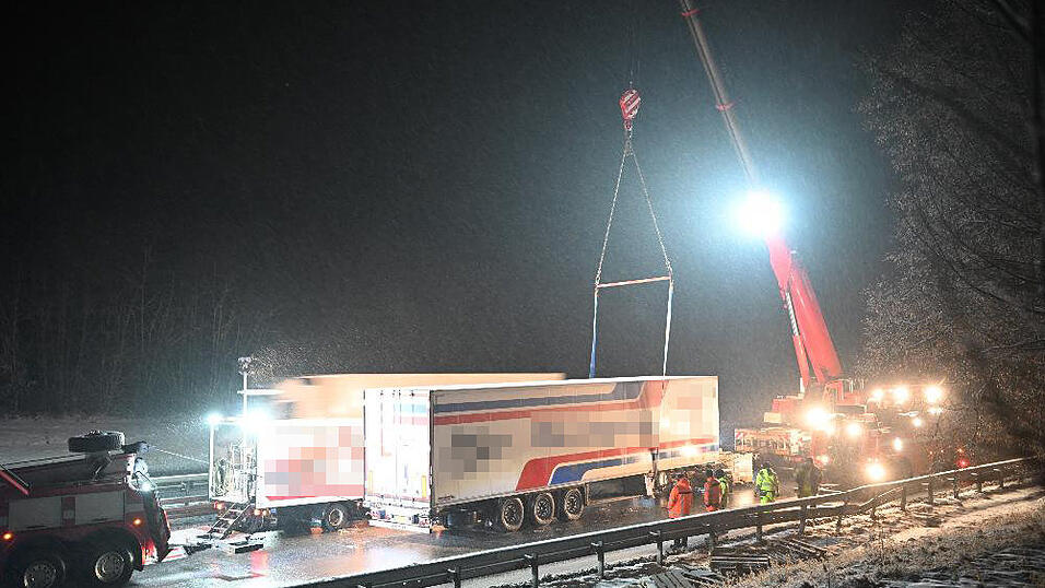 Ein Lastwagen ist auf der A3 bei Bogen in die Leitplanke gerutscht.