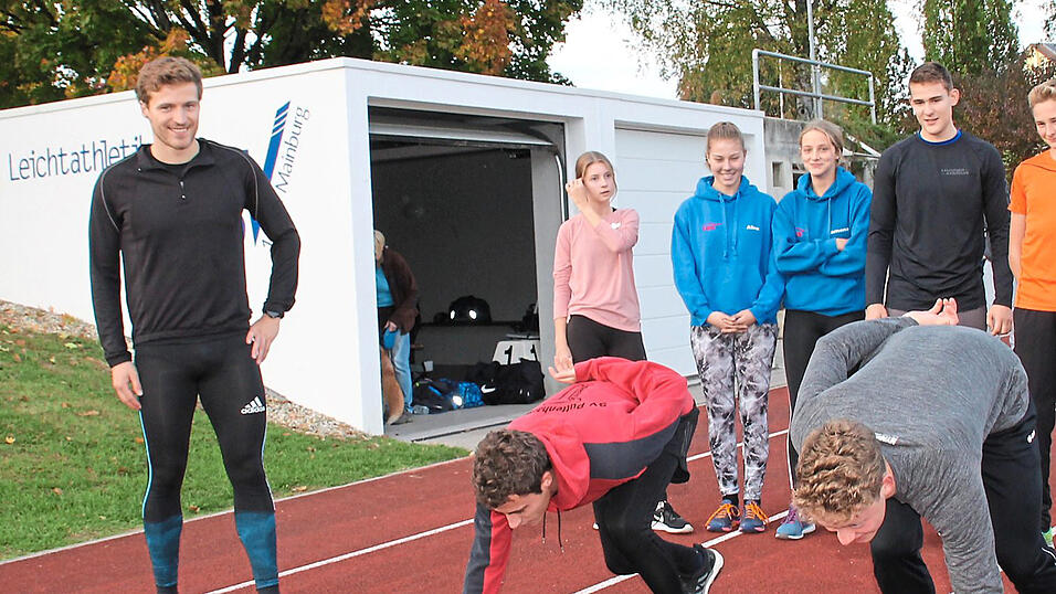 Der richtige Start will trainiert sein: Tobias Blaha (links) im Kreise seiner Schützlinge. Der richtige Start will trainiert sein: Tobias Blaha (links) im Kreise seiner Schützlinge.