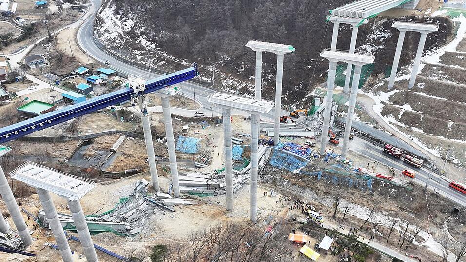 Mindestens zwei Personen bei einem Brückeneinsturz in Südkorea gestorben. Mindestens zwei Personen bei einem Brückeneinsturz in Südkorea gestorben.