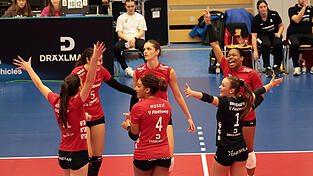 Freude pur: Die Raben feierten am Samstag ihren 13. Heimsieg in der Saison 2024/25. Eine jubelte besonders kräftig, nämlich Crystal Burk (rechts). Das US-Girl avancierte gegen Grimma mit 17 Punkten zur Topscorerin und überraschte hinterher mit ihrer Vertragsverlängerung.