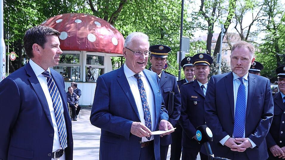 Bayerns Innenminister Joachim Herrmann (Zweiter von links) stattete am Mittwochnachmittag dem Bahnhofsumfeld einen Besuch ab. Er war umringt von Medien- und Polizeivertretern. Neben ihm CSU-Landtagsabgeordneten Patrick Grossmann (links) und Bundestagsabgeordneter Peter Aumer (rechts).