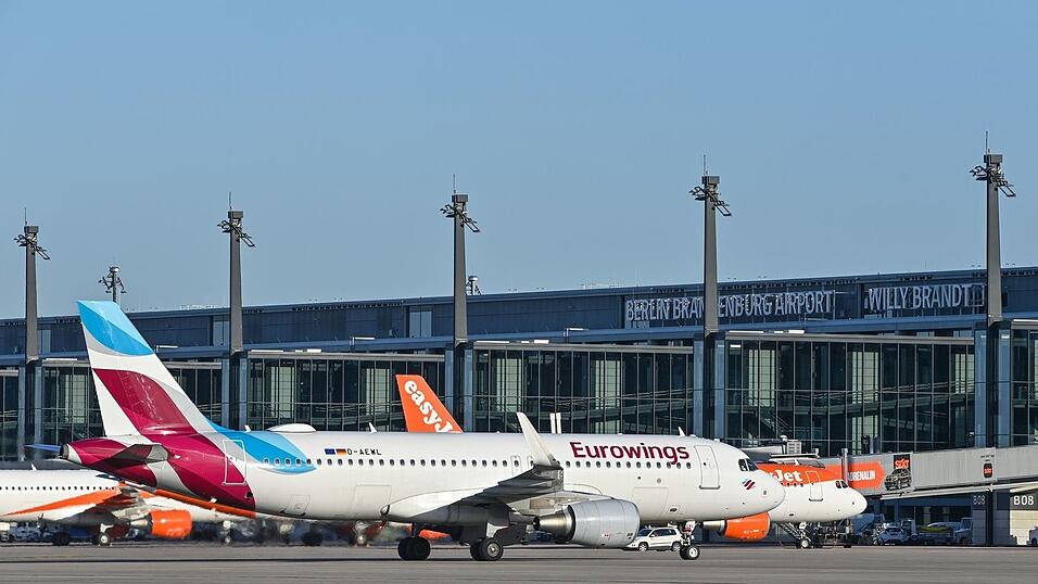 Eurowings-Maschine am Flughafen - einsteigen mit gutem Gewissen, weil man Klimaschutzprojekte unterstützt hat? Eurowings-Maschine am Flughafen - einsteigen mit gutem Gewissen, weil man Klimaschutzprojekte unterstützt hat?