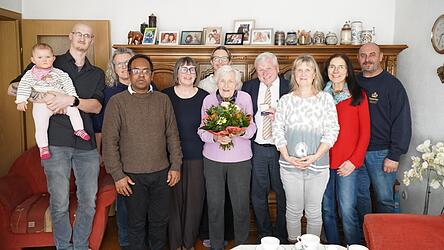 Viele Gratulanten kamen zur Feier der 90-jährigen Marianne Schießl. Viele Gratulanten kamen zur Feier der 90-jährigen Marianne Schießl.