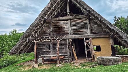 Die H&auml;user des &bdquo;Keltendorfs&ldquo; wurden in Blockbauweise oder in Flechtwerktechnik mit Schilf- oder Schindeldach angefertigt.