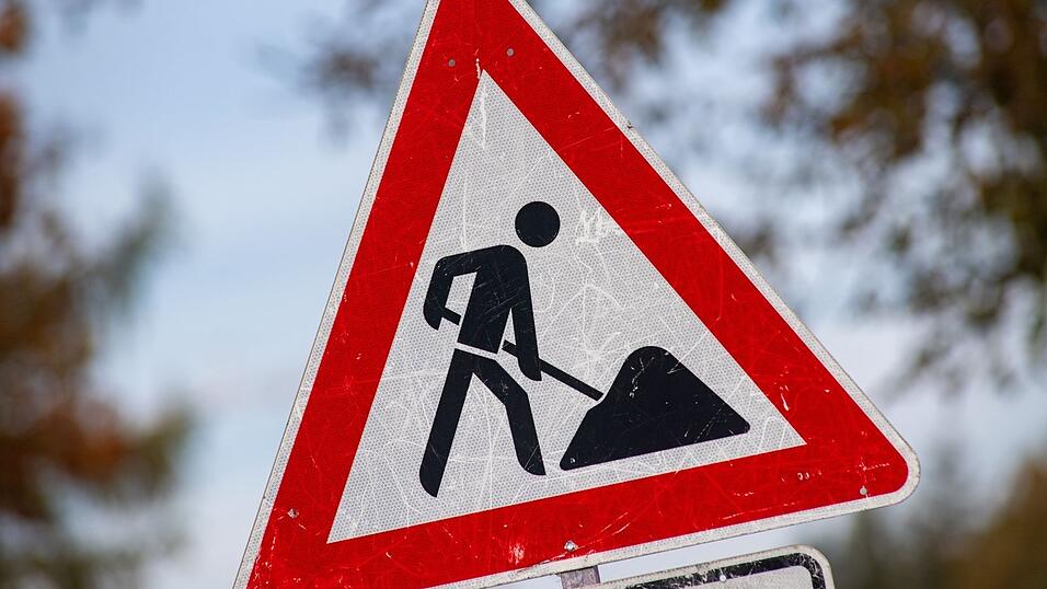 Kurz vor einer neuen Baustelle auf dem Weg von M&uuml;nchen nach Straubing &uuml;berholte ich vor ein paar Tagen ein orangefarbenes Baustellenfahrzeug, das auf seiner Hinterseite deutlich beschriftet war mit: &bdquo;Stra&szlig;enunterhaltungsdienst&ldquo;.