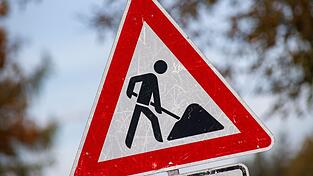 Kurz vor einer neuen Baustelle auf dem Weg von M&uuml;nchen nach Straubing &uuml;berholte ich vor ein paar Tagen ein orangefarbenes Baustellenfahrzeug, das auf seiner Hinterseite deutlich beschriftet war mit: &bdquo;Stra&szlig;enunterhaltungsdienst&ldquo;.