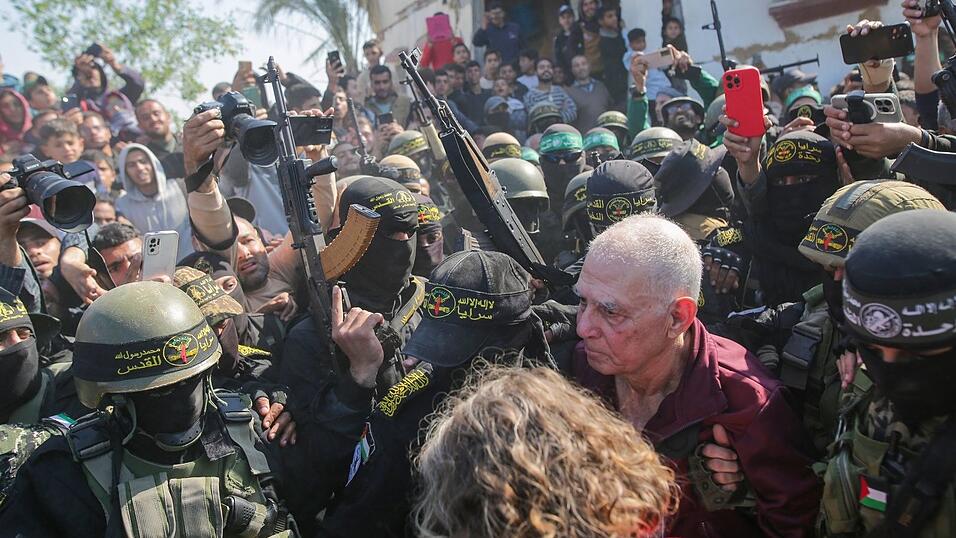 Die Freilassung des Deutsch-Israelis Gadi Moses aus dem Gazastreifen war traumatisch, er musste durch eine dicht gedr&auml;ngte, laut schreiende Menschenmenge laufen. (Archivbild)