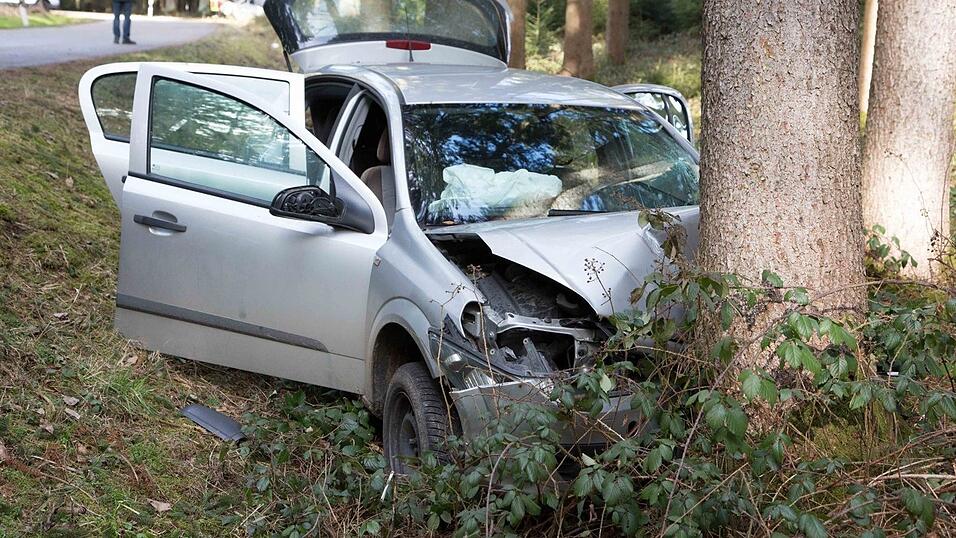 Ein 18-Jähriger hat erst seit drei Tagen seinen Führerschein und schon verursachte er bei Bodenkirchen einen schweren Unfall Ein 18-Jähriger hat erst seit drei Tagen seinen Führerschein und schon verursachte er bei Bodenkirchen einen schweren Unfall