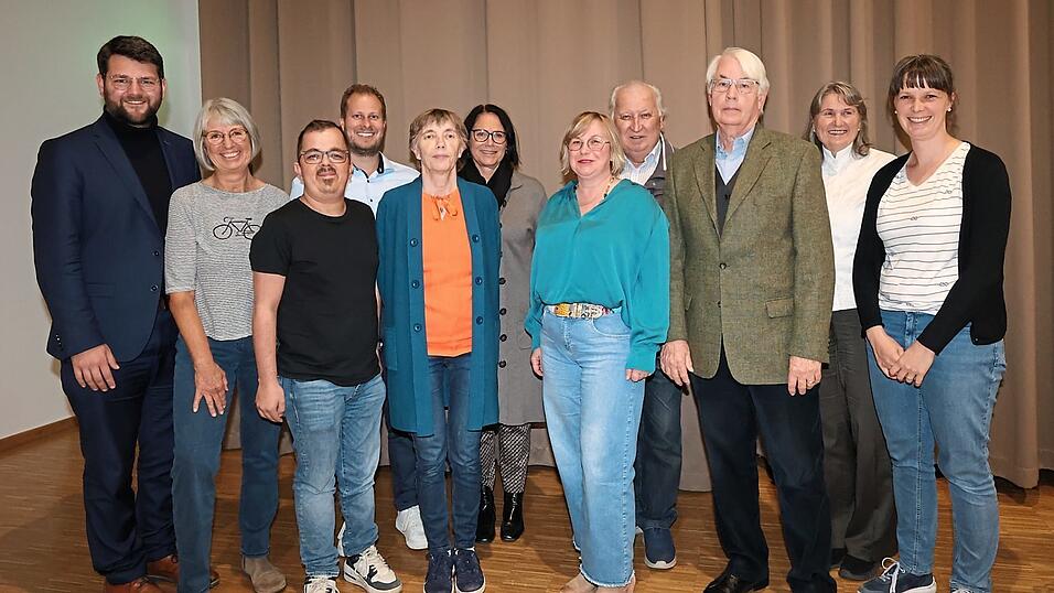 Das neu gewählte Vorstandsgremium mit Beisitzern (v. l.): Johannes Becher (Vorsitzender), Hella Bley-Held (Schriftführerin), Fabian Eitner (Kassier), Andreas Mayerthaler (stellvertretender Kassier), Maria Weingast, Silvia Marth, Dorota Berghof-Schlicker, Rudi Linz, Ulrich Risse (zweiter Vorsitzender), Renate Pongratz und Caroline Wetzstein. Das neu gewählte Vorstandsgremium mit Beisitzern (v. l.): Johannes Becher (Vorsitzender), Hella Bley-Held (Schriftführerin), Fabian Eitner (Kassier), Andreas Mayerthaler (stellvertretender Kassier), Maria Weingast, Silvia Marth, Dorota Berghof-Schlicker, Rudi Linz, Ulrich Risse (zweiter Vorsitzender), Renate Pongratz und Caroline Wetzstein.