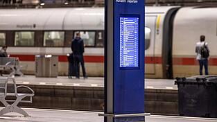 Im November war erneut fast jeder zweite Fernzug verspätet unterwegs. (Archivbild) Im November war erneut fast jeder zweite Fernzug verspätet unterwegs. (Archivbild)