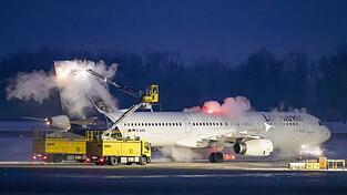 Am Flughafen München wird in den frühen Morgenstunden ein Flugzeug der Airline Lufthansa auf einer Enteisungsfläche enteist. Am Flughafen München wird in den frühen Morgenstunden ein Flugzeug der Airline Lufthansa auf einer Enteisungsfläche enteist.