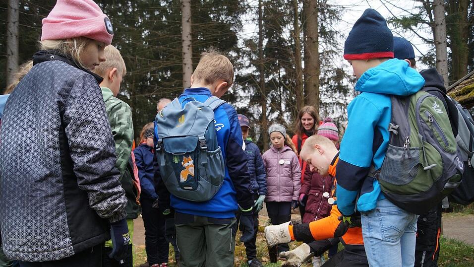 3. Vorsitzender der WBV Lamer Winkel, Martin Vogl, zeigte den Kindern, wie man einen Tannensetzling pflanzt.