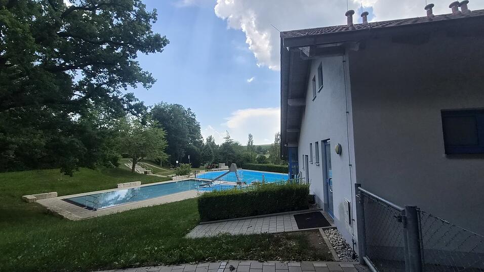 Die Bauarbeiten im Freibad dauern an. Im Hintergrund kann man einen Bagger erkennen. Die Bauarbeiten im Freibad dauern an. Im Hintergrund kann man einen Bagger erkennen.
