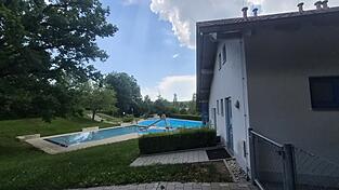 Die Bauarbeiten im Freibad dauern an. Im Hintergrund kann man einen Bagger erkennen. Die Bauarbeiten im Freibad dauern an. Im Hintergrund kann man einen Bagger erkennen.