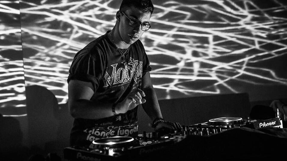 Valentino Baumanns Künstlername lautet 'Valentino Vines', er ist 19 Jahre alt, kommt aus Aholming (Kreis Deggendorf), auf Instagram findest du ihn unter @valentinovines und zu seinen DJ-Sets auf Soundcloud gelangst du unter soundcloud.com/valentino-baumann. Valentino Baumanns Künstlername lautet 'Valentino Vines', er ist 19 Jahre alt, kommt aus Aholming (Kreis Deggendorf), auf Instagram findest du ihn unter @valentinovines und zu seinen DJ-Sets auf Soundcloud gelangst du unter soundcloud.com/valentino-baumann.
