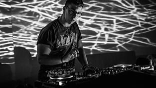Valentino Baumanns Künstlername lautet 'Valentino Vines', er ist 19 Jahre alt, kommt aus Aholming (Kreis Deggendorf), auf Instagram findest du ihn unter @valentinovines und zu seinen DJ-Sets auf Soundcloud gelangst du unter soundcloud.com/valentino-baumann. Valentino Baumanns Künstlername lautet 'Valentino Vines', er ist 19 Jahre alt, kommt aus Aholming (Kreis Deggendorf), auf Instagram findest du ihn unter @valentinovines und zu seinen DJ-Sets auf Soundcloud gelangst du unter soundcloud.com/valentino-baumann.