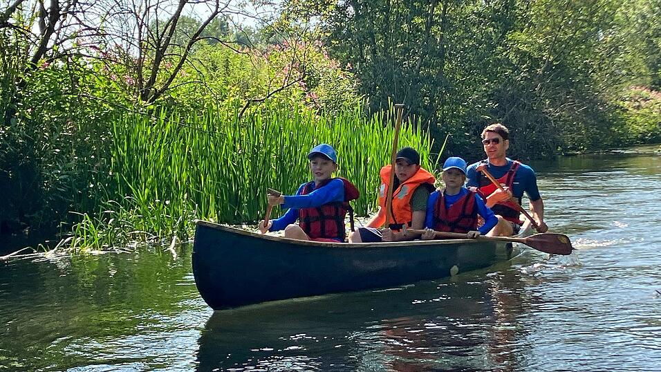 Mit Rettungswesten bekleidet ging es jeweils am Einsetzpunkt bei Gaden nach einer kurzen Einweisung in die Boote. Mit Rettungswesten bekleidet ging es jeweils am Einsetzpunkt bei Gaden nach einer kurzen Einweisung in die Boote.