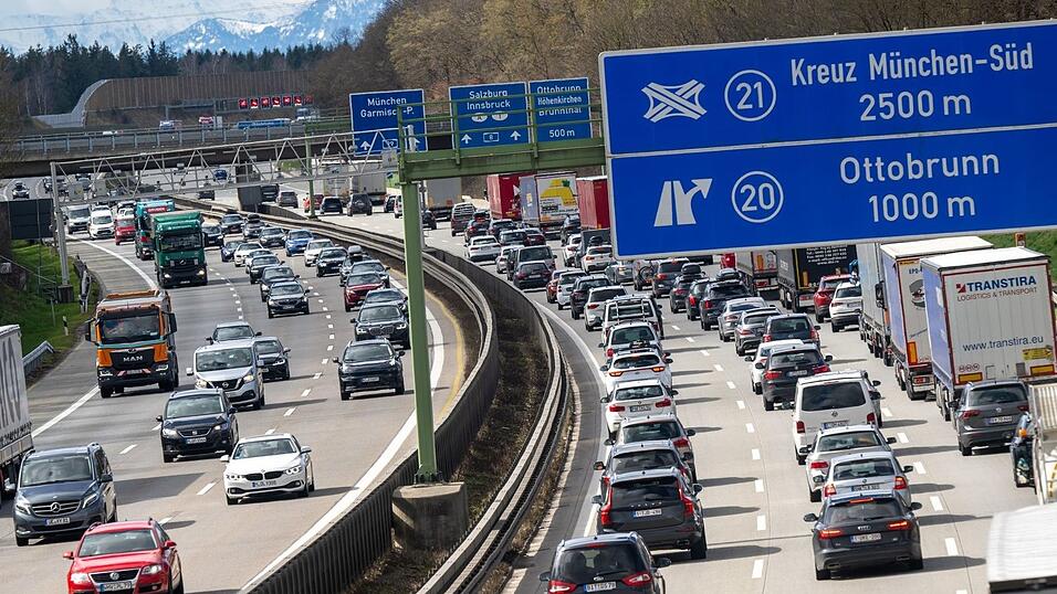 Zu Ferienbeginn und w&auml;hrend der Osterfeiertage kann es bayernweit zu Staus kommen. (Archivbild)