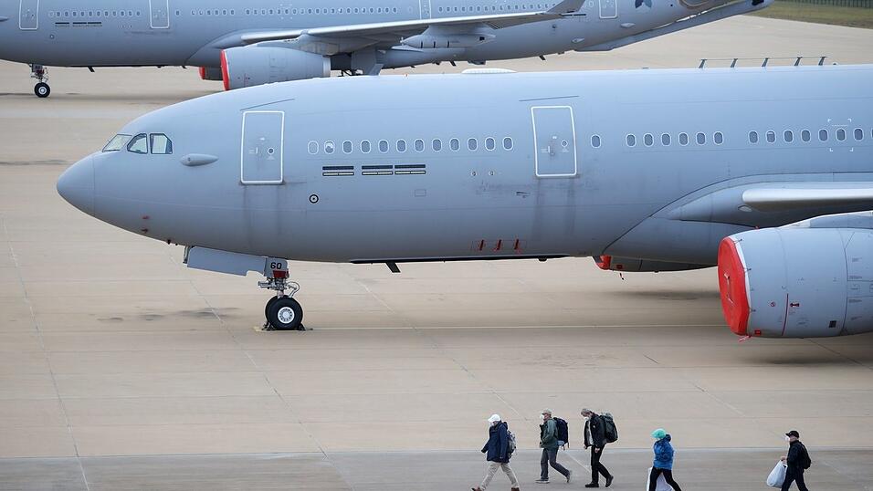 Der Evakuierungsflug landete in Eindhoven. Der Evakuierungsflug landete in Eindhoven.