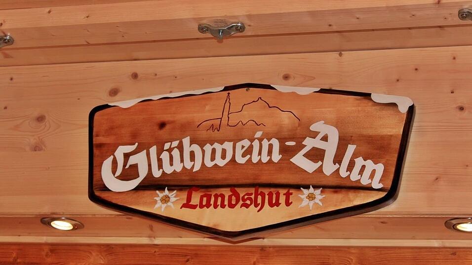 Der idyllische Christkindlmarkt in der Freyung in Landshut zählt zu den schönsten Christkindlmärkten Bayerns. Bei eisigen Temperaturen ist dort insbesondere die Glühwein-Alm natürlich heiß begehrt. Der idyllische Christkindlmarkt in der Freyung in Landshut zählt zu den schönsten Christkindlmärkten Bayerns. Bei eisigen Temperaturen ist dort insbesondere die Glühwein-Alm natürlich heiß begehrt.