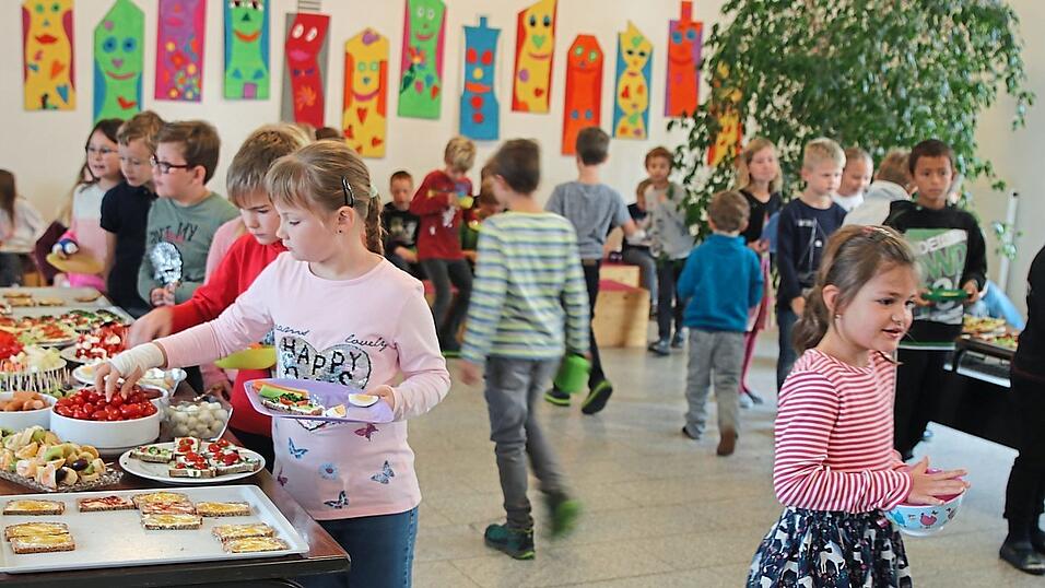 Der Elternbeirat organisiert mehrmals im Jahr ein gesundes Schulfrühstück für die Grundschüler der Grund- und Mittelschule Bodenkirchen. Der Elternbeirat organisiert mehrmals im Jahr ein gesundes Schulfrühstück für die Grundschüler der Grund- und Mittelschule Bodenkirchen.