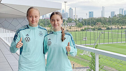 Alles bestens: Laura Huber (li.) und Lina Pejovska haben sich beim FC Bayern bestens eingelebt. Zur Belohnung ging es für die beiden Mitte Juli zum DFB-Lehrgang nach Frankfurt.