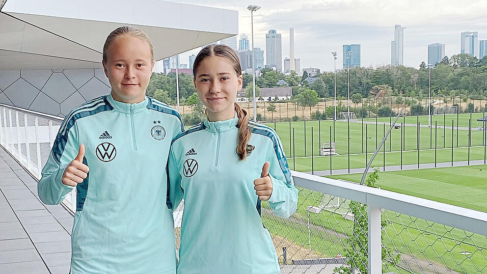 Alles bestens: Laura Huber (li.) und Lina Pejovska haben sich beim FC Bayern bestens eingelebt. Zur Belohnung ging es für die beiden Mitte Juli zum DFB-Lehrgang nach Frankfurt. Alles bestens: Laura Huber (li.) und Lina Pejovska haben sich beim FC Bayern bestens eingelebt. Zur Belohnung ging es für die beiden Mitte Juli zum DFB-Lehrgang nach Frankfurt.