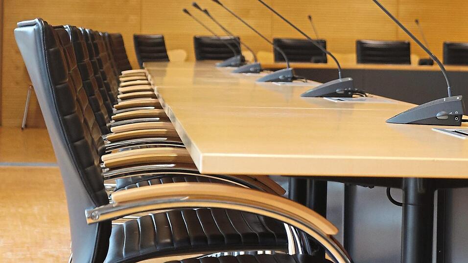 24 Plätze sind am Ratstisch im Sitzungssaal des Rathauses zu vergeben. Aktuell belegt die CSU-Fraktion zehn Plätze, die Freien Wähler acht, FDP und SPD jeweils zwei, Wetterfelder Liste und Grüne jeweils einen.