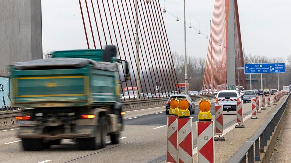 Die Bonner Nordbr&uuml;cke ist bereits seit Februar f&uuml;r schwere Lkw gesperrt. (Archivbild)