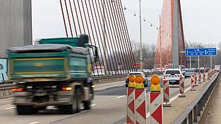 Die Bonner Nordbr&uuml;cke ist bereits seit Februar f&uuml;r schwere Lkw gesperrt. (Archivbild)