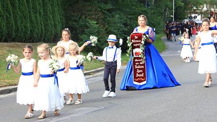 Laura Brandl &uuml;berreichte das Erinnerungsband.