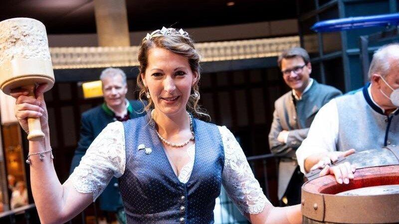 Sarah Jäger, die amtierende bayerische Bierkönigin, bleibt damit vorerst im Amt. Sarah Jäger, die amtierende bayerische Bierkönigin, bleibt damit vorerst im Amt.