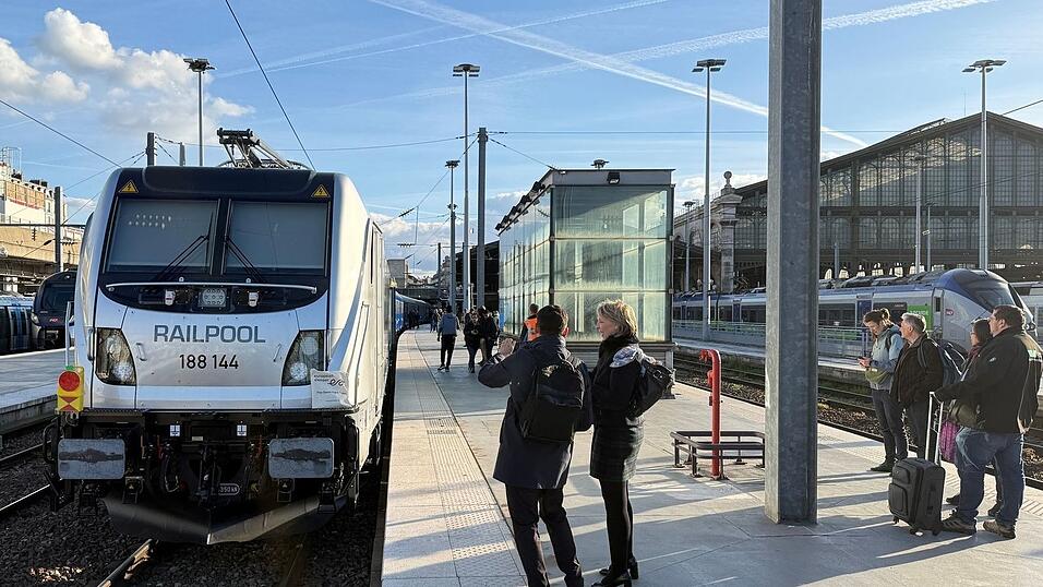 Gro&szlig;er Bahnhof f&uuml;r den neuen Zug bei der ersten Fahrt im Gare du Nord.