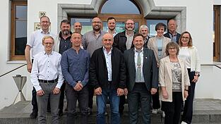 Das neue Gremium mit B&uuml;rgermeister Andreas Eckl (vorne 2.v.r.), seinem Stellvertreter Eberhard Prei&szlig; (vorne 3.v.r.) und seinem weiteren Stellvertreter Matthias Schedlbauer (vorne 4.v.r.)
