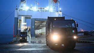 Erste Milit&auml;rfahrzeuge sind in Emden angekommen.