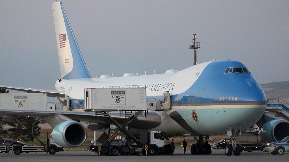 In einem Catering-Container wurde Trump in eine andere Maschine gebracht. (Archivbild) In einem Catering-Container wurde Trump in eine andere Maschine gebracht. (Archivbild)