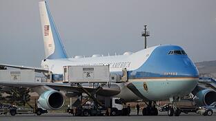 In einem Catering-Container wurde Trump in eine andere Maschine gebracht. (Archivbild) In einem Catering-Container wurde Trump in eine andere Maschine gebracht. (Archivbild)