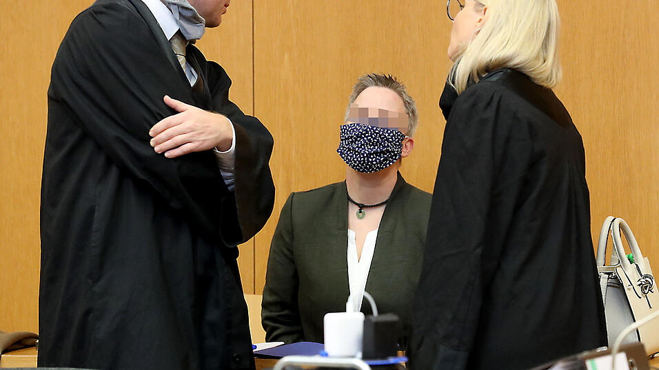 Die beiden Verteidiger der 45-j&auml;hrigen Landshuterin, Polizistin Patrick Schladt (links) und Dagmar Ciccotti (rechts) sehen im Verhalten der Hauptbelastungszeugin Anzeichen, die auf mehrere psychische Krankheiten schlie&szlig;en lassen und stellten in der Sitzung am Montag daher einen Antrag auf ein aussagepsychologisches Gutachten.