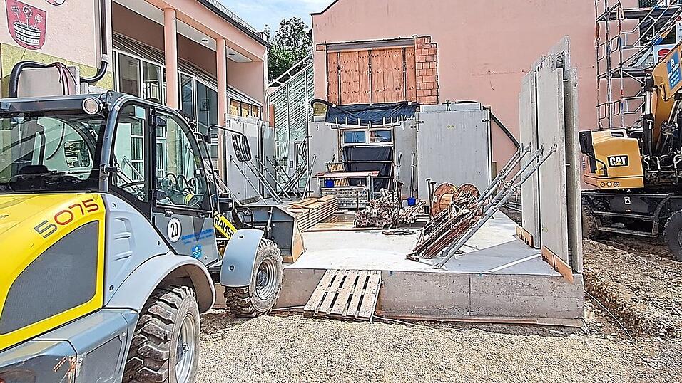 Nicht der B&uuml;rgermeister, sondern die Bagger haben das Sagen rund um das Rathaus in W&ouml;rth. Die Bauarbeiten sind absolut im Plan, das freute neben dem B&uuml;rgermeister auch den Gemeinderat.