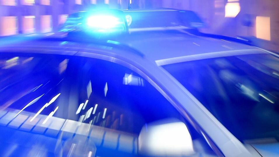 Der Mann soll eine 49-Jährige in einen Garten gezogen und dort vergewaltigt haben. Der Mann soll eine 49-Jährige in einen Garten gezogen und dort vergewaltigt haben.