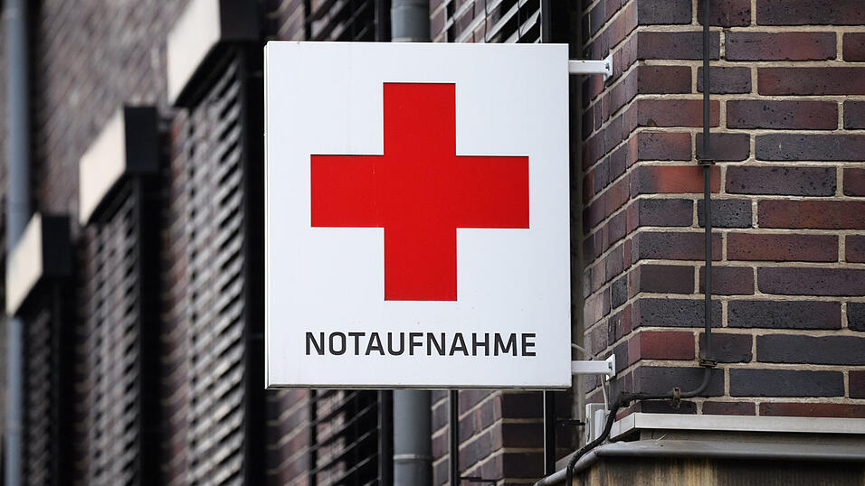 Mit schweren Verletzungen erschien ein 19-Jähriger vor dem Vilsbiburger Krankenhaus.