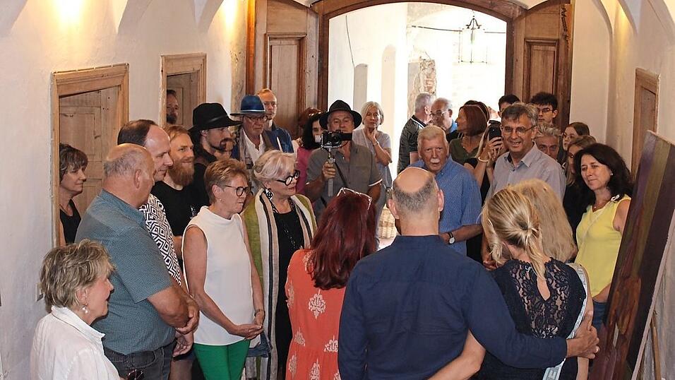 Die Ehrengäste begaben sich bei der Vernissage auf Entdeckungsreise, um Werke zu sehen wie zum Beispiel ... Die Ehrengäste begaben sich bei der Vernissage auf Entdeckungsreise, um Werke zu sehen wie zum Beispiel ...
