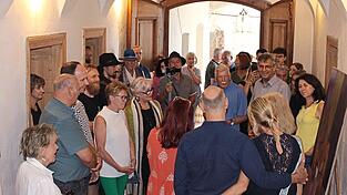 Die Ehrengäste begaben sich bei der Vernissage auf Entdeckungsreise, um Werke zu sehen wie zum Beispiel ... Die Ehrengäste begaben sich bei der Vernissage auf Entdeckungsreise, um Werke zu sehen wie zum Beispiel ...