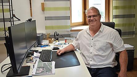 In seinem neuen B&uuml;ro nimmt sich Geisenhausens B&uuml;rgermeister Martin Fischer Zeit f&uuml;r die Anliegen der Mitarbeiter und aller B&uuml;rger.